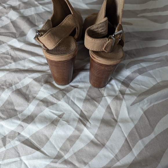 Le Chateau Leather Chunky Heel sandals - Picture 3 of 4